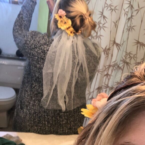 Sunflower head piece and veil - Picture 6 of 6